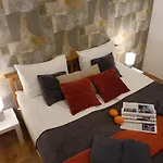 Center Two With Fireplace- Quiet Location- Up To Five Guests - Self Check-in- Free Parking