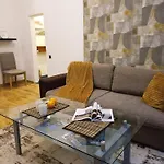 Center Two With Fireplace- Quiet Location- Up To Five Guests - Self Check-in- Free Parking * Riga