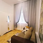 Center Two With Fireplace- Quiet Location- Up To Five Guests - Self Check-in- Free Parking Apartment
