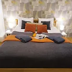 Apartment Center Two With Fireplace- Quiet Location- Up To Five Guests - Self Check-in- Free Parking Riga