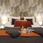 شقة Center Two With Fireplace- Quiet Location- Up To Five Guests - Self Check-in- Free Parking *