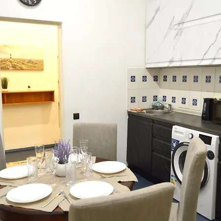 Center Two With One Bedroom, Up To 5 Guests, Self Check-in, Free Parking