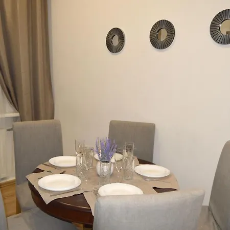 Center Two With One Bedroom, Up To 5 Guests, Self Check-in, Free Parking