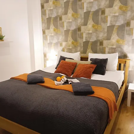 Apartment Center Two With Fireplace- Quiet Location- Up To Five Guests - Self Check-in- Free Parking *