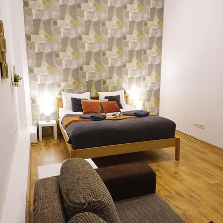 Center Two With Fireplace- Quiet Location- Up To Five Guests - Self Check-in- Free Parking