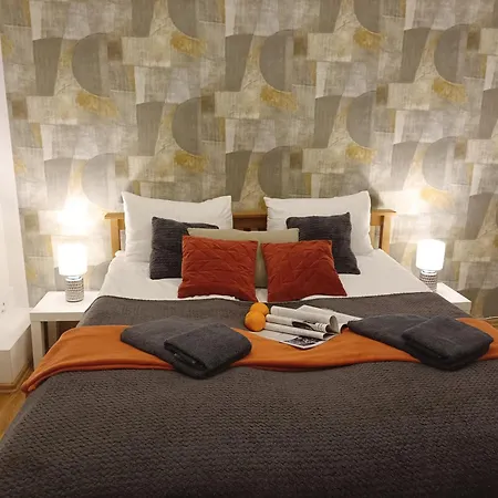 Center Two With Fireplace- Quiet Location- Up To Five Guests - Self Check-in- Free Parking * Riga