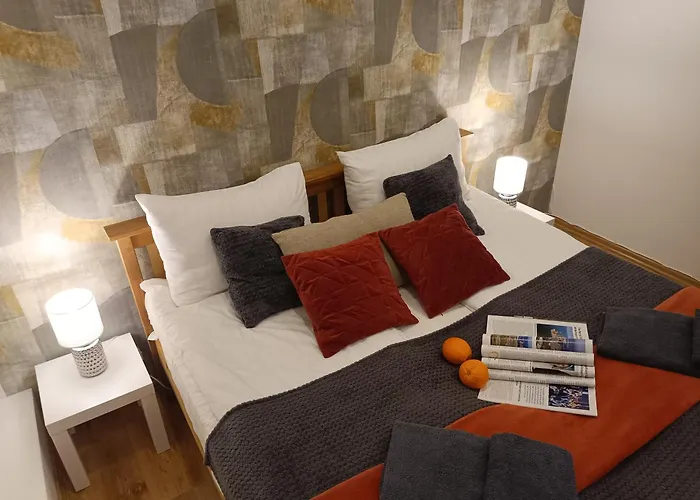 Center Two With Fireplace- Quiet Location- Up To 5 Guests - Self Check-in- Free Parking