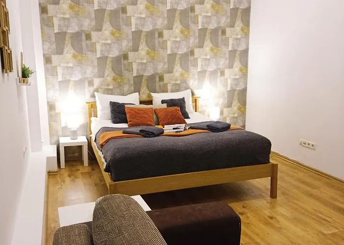 Center Two With Fireplace- Quiet Location- Up To 5 Guests - Self Check-in- Free Parking