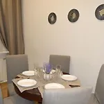 Center Two With Fireplace- Quiet Location- Up To Five Guests - Self Check-in- Free Parking