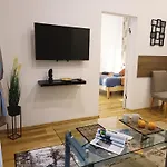 Center Two With Fireplace- Quiet Location- Up To Five Guests - Self Check-in- Free Parking Apartmán