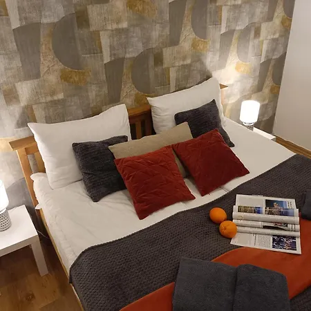 Center Two With Fireplace- Quiet Location- Up To Five Guests - Self Check-in- Free Parking