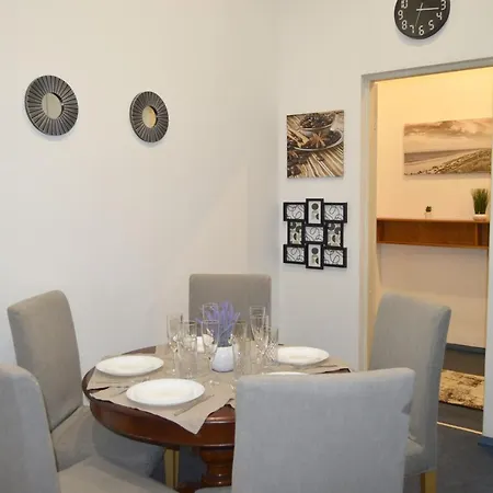 Center Two With One Bedroom, Up To 5 Guests, Self Check-in, Free Parking